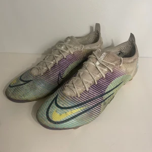 Nike Vapor 14 - Säljer ett par Nike fotbollsskor, Vapor 14. Väl använda men funkar fortfarande att spela med. Storlek 44. Bara att skriva för fler bilder🙌🏼