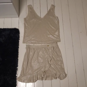 Kjol och Linne - De guldiga märkena har lite repor men inget som man ser tydligt, annars ser helt ny ut. Knappast använd. 