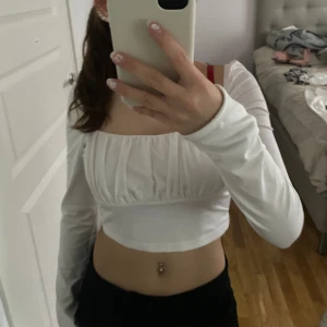 Långärmad topp - Fin vit långärmad topp med ”ribbad” vid bysten, använd ungefär 4-5 gånger men är i jätte fint skick🤍