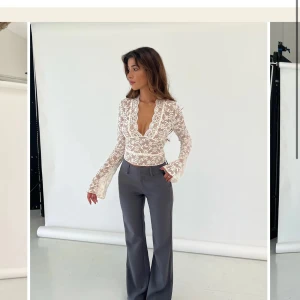 Gråa kostymbyxor - Säljer dessa kostymbyxor från Venderbys då de va för små för mig. Helt oanvända och med lappen kvar. Skriv om du skulle vilja fler bilder på byxorna så löser jag det!!🫶🏻