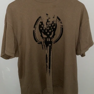 T-shirt - Brun t-shirt med svart tryck! Nypris: ökänt  