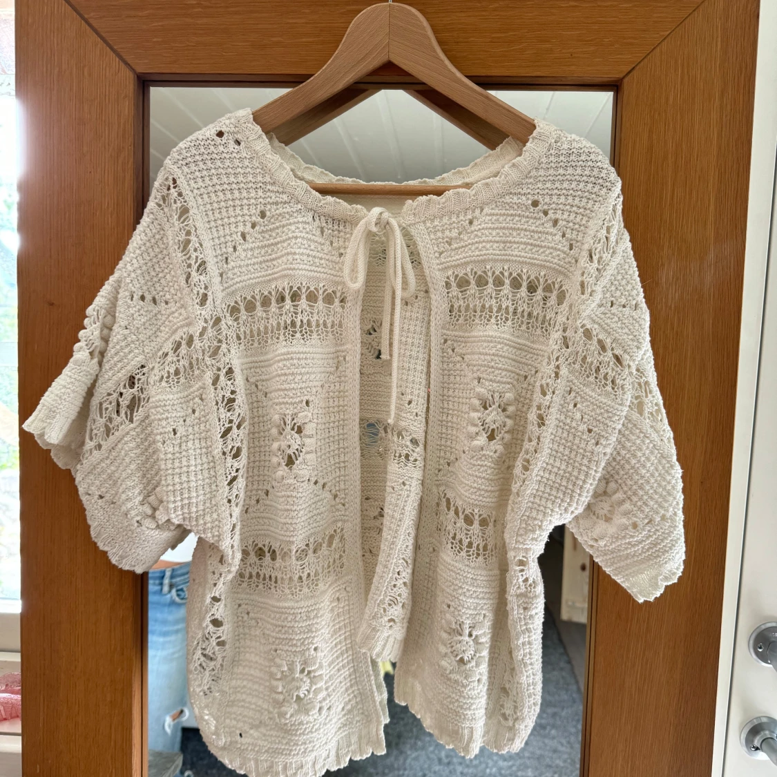 Vit stickad kofta med blommönster - 92