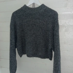 Grå stickad tröja med vida ärmar - Fin grå stickad tröja med vida ärmar från Gina Tricot, knappt använd så inga skador eller defekter! I en storlek xxs men oversize, passar s/m