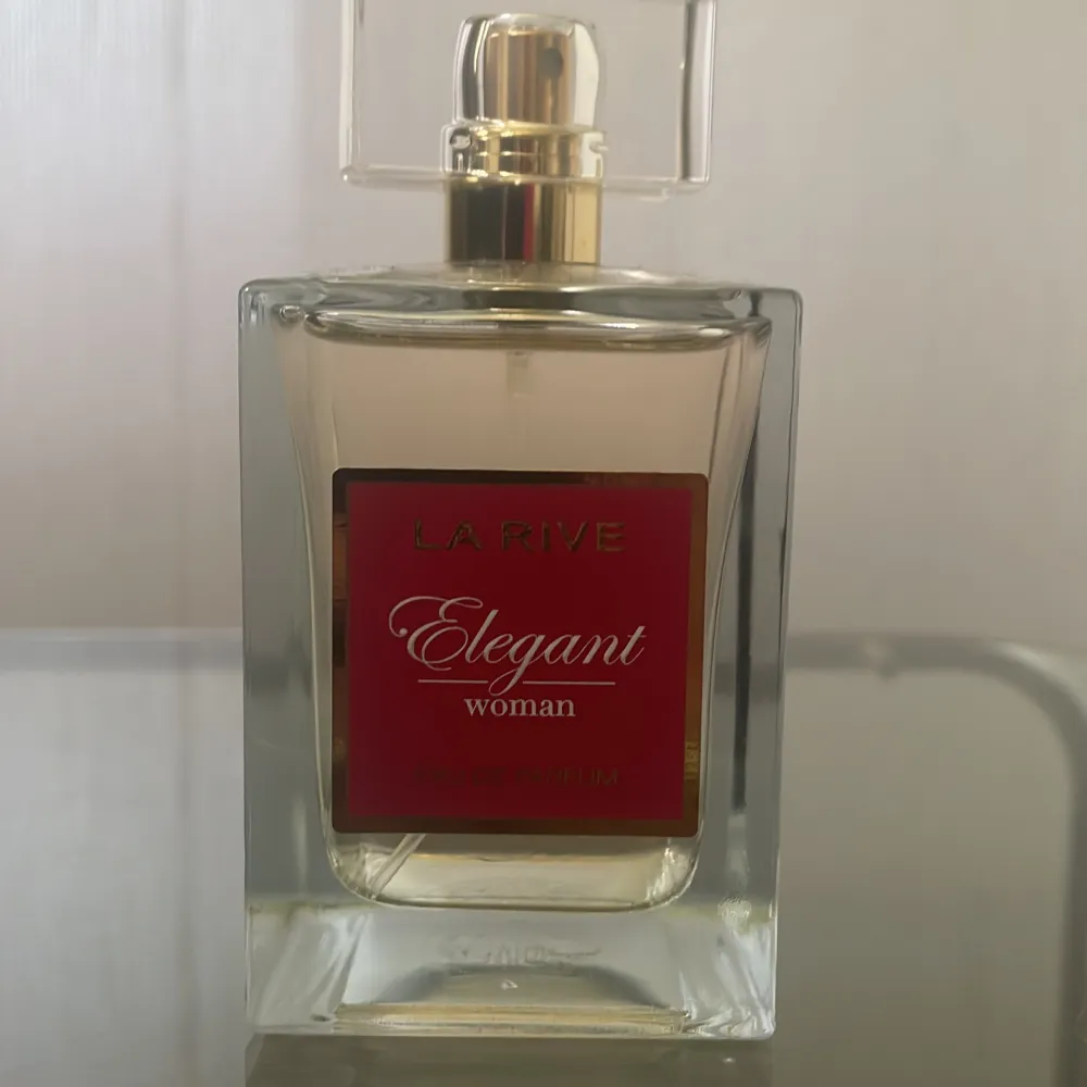 La rive elegant woman parfym 100ml. Den är insperarad av baccarat rouge 540. Testad 2 gånger så nästintill full fortfarande. . Parfym.