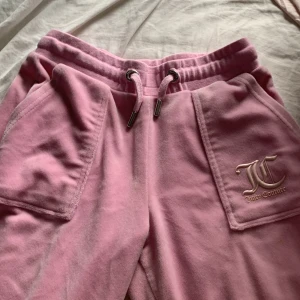 Juicy couture  - Säljer ett par rosa juicy byxor , de har nån liten fläck , bor i helsingborg  ( frakt betalar köparen )