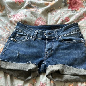 Jätte fina shorts - Säljer nu mina älskade shorts från tiger of sweden då dom tyvärr är för små❤️ skulle säga att dom är xs-s kom prov för måtten🥰bra skick men har ändå använt dom en del två somrar😊skriv för fler frågor priv finns inga dumma frågor!