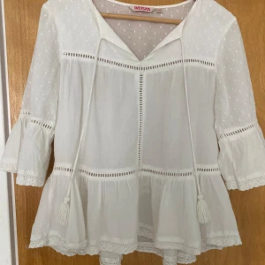 vit blus - vit blus med jättefina ärmar🙌🏼🙌🏼💕 Superskick😍😍 Liten i storleken!!