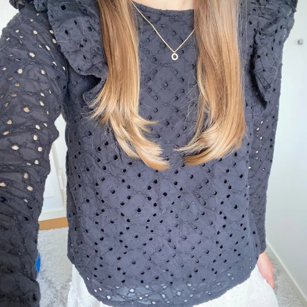 Superfin zara blus i fint skick som tyvärr har blivit för liten, storlek 164/xxs men ganska liten i storleken💕. Blusar.