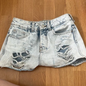 Jeans shorts - Jättesnygga mid Waist jeansshorts ifrån bershka. Vet inte riktigt vilken storlek de är men de passar mig som brukar ha 32-34 i Gina jeans. Säljer för ca 250 💕🫶🏼