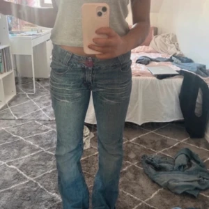 Low Waist jeans - Säljer nu dessa low waist bootcut jeans då de var för stora för mig (inte mina bilder) hon på bilden är 161 