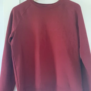 Vinröd sweatshirt  - Bra skick. Knappt använd. Inga hål eller märken. Storlek M. Lager 157 är tröja ifrån. Priset kan diskuteras. Om det är några funderingar eller annat är det bara att höra av sig. 