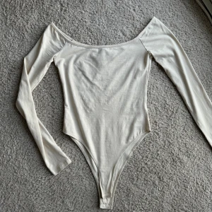 Cremefärgad body  - Cremefärgad body från Chiquelle, använd 1 gång. 