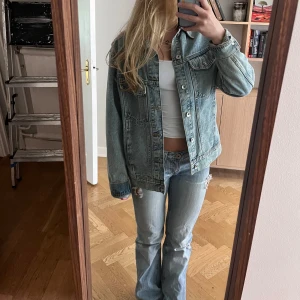 Jeansjacka - Jättesnygg jeansjacka perfekt till hösten. Är i väldigt bra skick. 💞