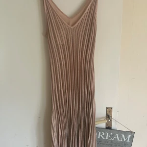 Klänning från H&M - Ny med prislapp  100% polyester  Storlek: M  Rosa och guld
