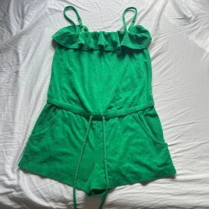 Vintage Grön Juicy Cotoure romber  - Perfekt att ha till tex. stranden då den är i ”handukmaterial”. I toppenskick! Köptes för ca 9år sedan och finns inte längre att köpa. Man kan ta av banden och göra det till strapless💕
