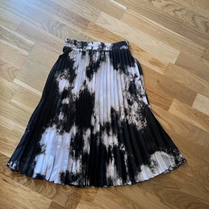 Kjol från BikBok - Super fin längre kjol från BikBok i storlek XS💕