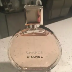 Chanel chance 100ml. Skulle egentligen vara en gåva, men fick aldrig chansen att ge den så tänkte att det var en bättre idé att sälja den