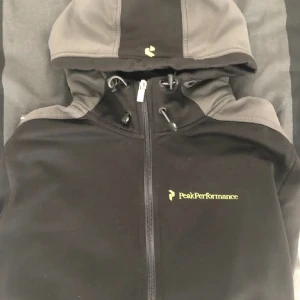 Peak performance  - Säljes  Peak performance  Storlek M 