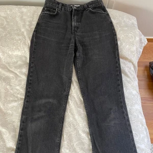 Svarta jeans - Säljer ett par ”washed” svarta jeans från Bershka i bra skick. De är storlek 36, raka i modellen och har en medelhög midja. Är för korta på mig som är 174 och har därför ingen bild på.💞