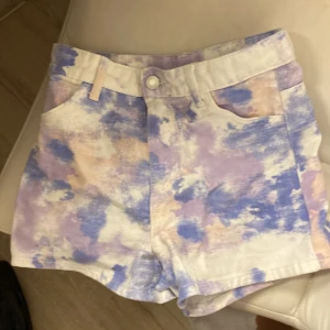 Jeansshorts  - Jätte fint i skicket, aldrig använt då den är Förstor, olika färger.