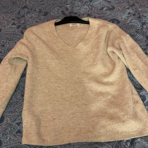 Stickad tröja  - Säljer denna beiga stickade tröja från Only i stl XS! Nypris 400kr, säljer för 200kr! pris kan diskuteras!