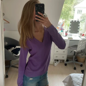 Lila tröja från Zara - Säljer en snygg lila tröja från Zara i storlek M men passar även xs och s. Tröjan är gjord av 70% bomull och 30% nylon, vilket gör den både bekväm och hållbar. Den har en v-ringad hals och långa ärmar, perfekt för höst, vinter och vår. Tröjan är endast använd några gånger och är perfekt för en casual look.