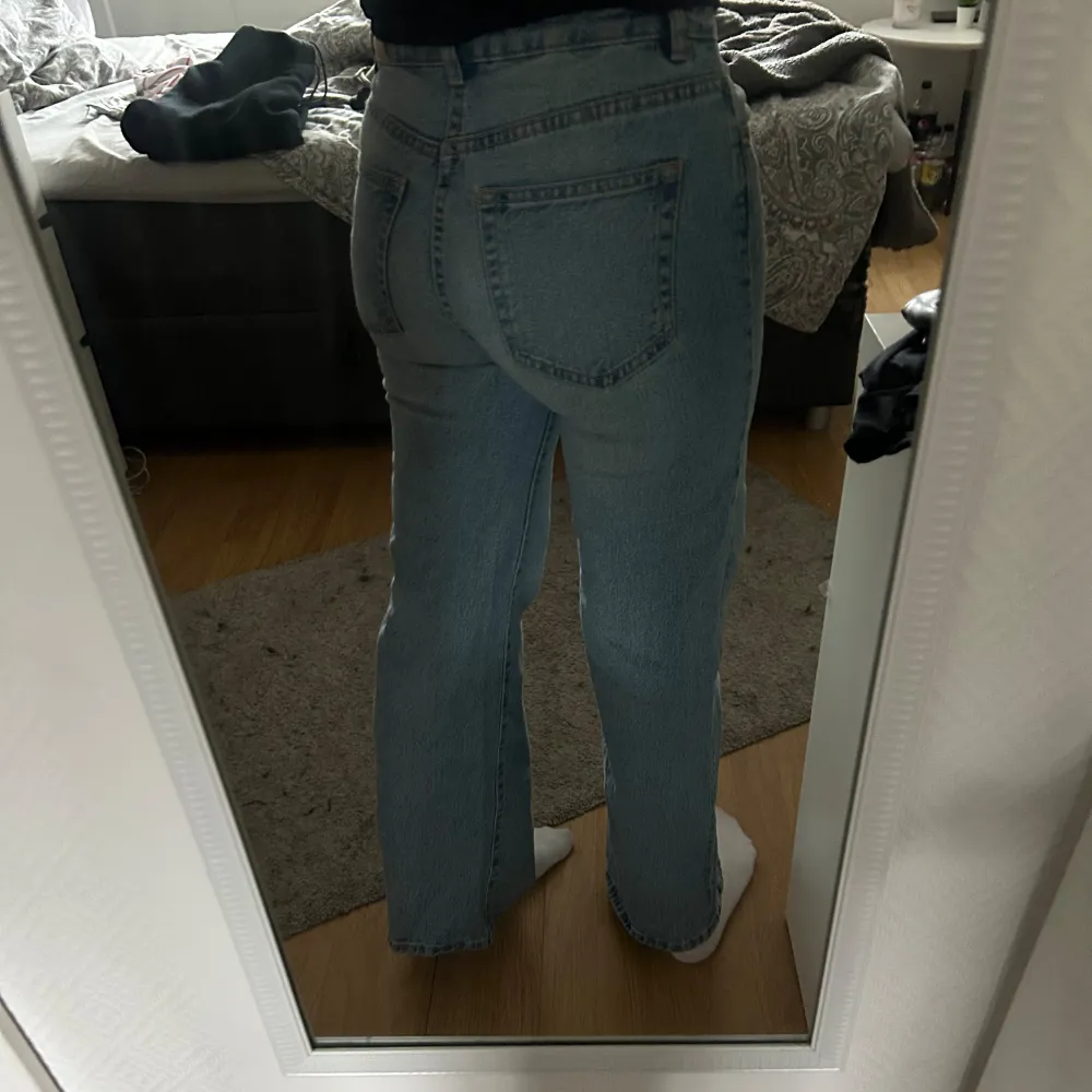 Säljer ett par snygga blå jeans från lager 157 De är högmidjade och har en bra passsform. Inga hål eller fläckar. . Jeans & Byxor.