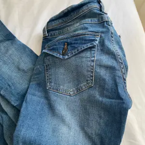 Stretchiga low Waits bootcut jeans 