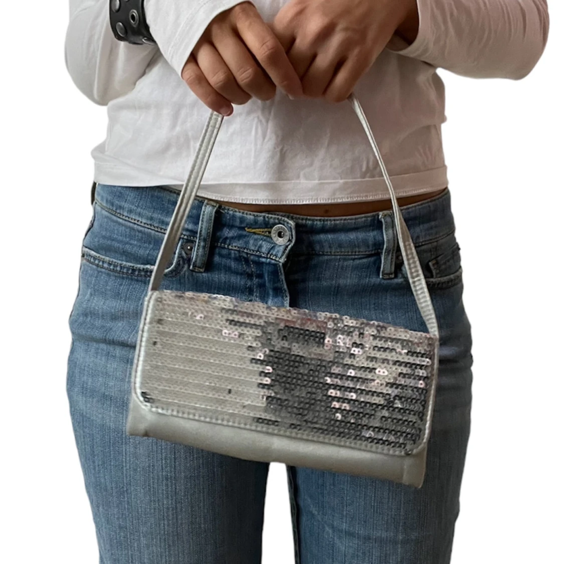 Silverfärgad axelväska med paljetter