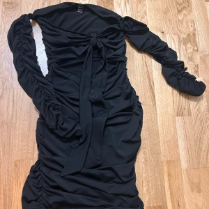 Kjolar + Klänning  - Söta kjolar och en klänning från Shein. Den här klänningen sitter sååå fint på den kramar om kroppen ÄLSKADE den men nu är den för liten. Kjolarna är tighta och söta. (Den randiga går för 20kr) 