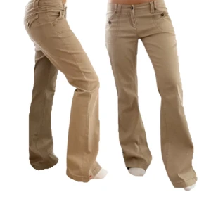 Beige bootcut byxor - Säljer ett par snygga beige bootcut byxor. De har en låg midja och har två fickor fram och två fickor bak med knappar💖.             Innerbenslångd 82 Ytterbenslängd 105 Midjemått runtom 82 Midjemått tvärs över 38