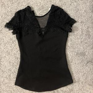 Topp - Super snygg spets topp som inte kommer till användning. Den har inga defekter eller liknande 😇