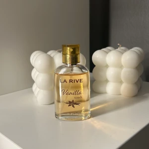 La Rive Vanilla Touch Eau de Parfum - Säljer en flaska La Rive Vanilla Touch Eau de Parfum. Doften är söt och varm med tydliga vaniljtoner, perfekt för dagligt bruk eller speciella tillfällen. Köp direkt eller ge prisförslag 💛