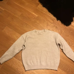 Ljusgrå stickad tröja från Gina Tricot - Säljer en supermysig ljusgrå stickad tröja från Gina Tricot. Den är i storlek 134/140 men väldigt stor i storlek! Passar perfekt för höst och vinter. Tröjan har långa ärmar och ribbstickade muddar vid ärmslut och nederkant. Perfekt för att hålla sig varm och snygg under de kallare månaderna! 🧥❄️
