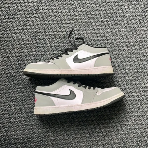 Jordan 1 low smoke grey - Säljer nu mina hyfsat nya jordan 1 lows då jag tröttnat på dem. Använda runt 5 gånger. Storlek 44, skick 7.5/10 