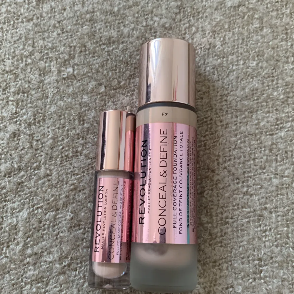 Säljer en Foundation och concealer från Revolution. Båda är nästan helt nya och nästan oanvända. Nypris för den stora 118kr och för den lilla 36kr. Går att köpa ihop och separat. Lilla för 30kr stora för 90kr, båda för 100kr. . Beauty.