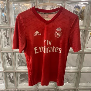Real Madrid tröja  - Säljer för den inte passar/  pris kan diskuteras vid snabb affär 