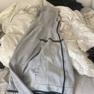Nike tech hoodie  - Grå Nike tech i storlek s bra skick förutom att den börjat mörkna på dehär strecket därav priset 