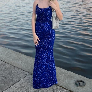 Balklänning  - Säljer nu mina superfina glittriga balklänning. Är insydd men med få stygn så går enkelt att sprätta upp, det är även lite stretch i klänningen. Endast använd en gång och i super skick💙