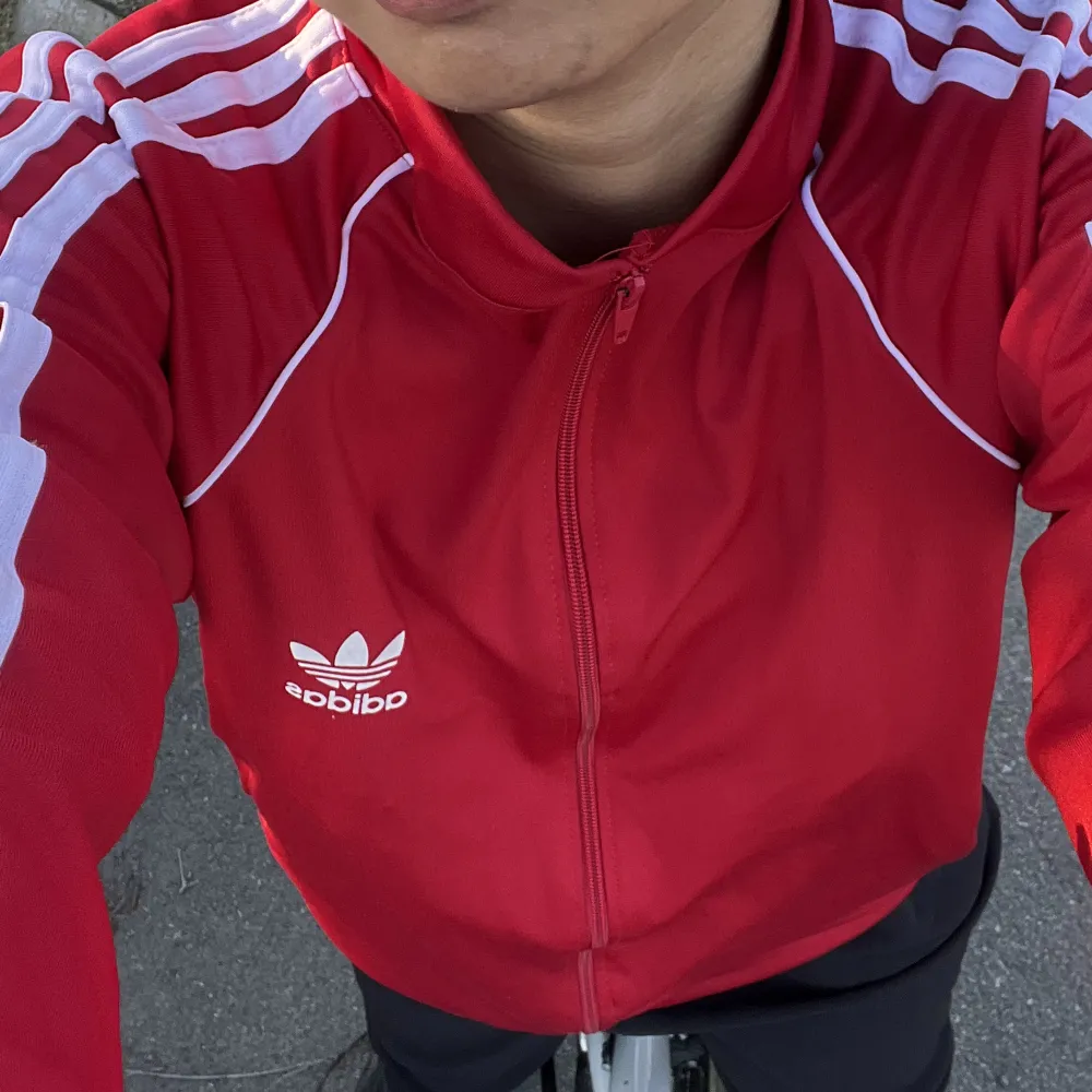 röd adidas sweatshirt zip up. Jackor.