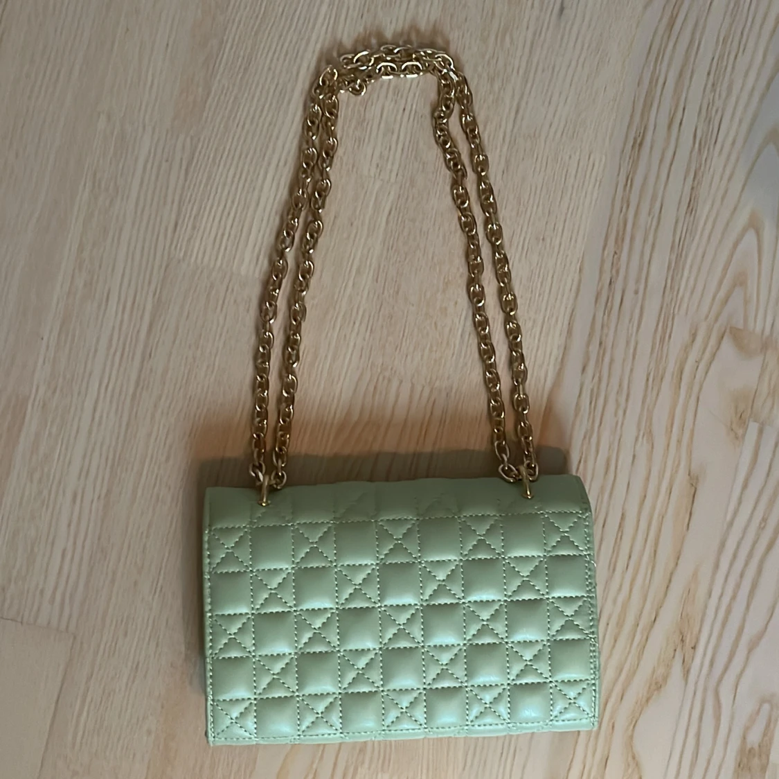 Mintgrön axelväska med guldkedja - 3