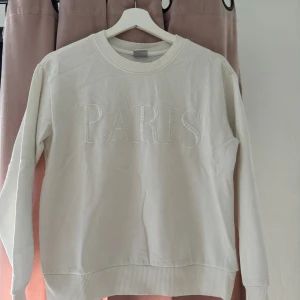 White sweatshirt - Varsamt använd, perfekt att ha över axlarna eller till ett par jeans!
