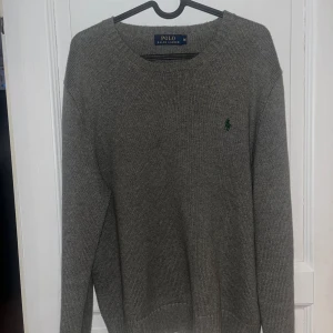 Ralph lauren tröja - Säljer en ralph lauren tröja i bra skick, annvänd sparsamt   -storlek medium (passar s)  