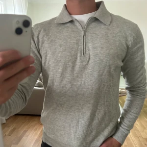 Grå Half Zip - Stilren half zip från These Glory Days. Använd ett fåtal gånger, så skicket är fortfarande väldigt bra. 