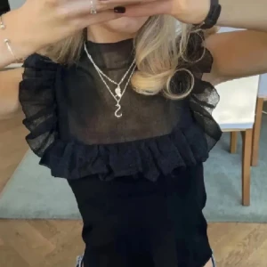Zara blus - Supersnygg blus/topp från Zara🫶 Använd 2 gånger 💕  Tror den skulle passa folk med storlek  XS/S/M 😇😇pris kan diskuteras 