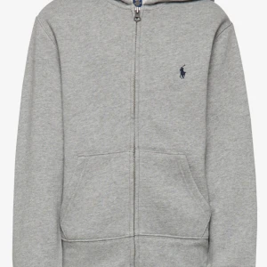 Polo Ralph lauren zip-hoddie - Storleken är 11-12år( 150-161). Har använt fåtal gånger och säljer den för den är för liten. Skriv för fler bilder.