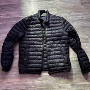 Tommy hilfiger dunjacka  - Säljer nu mina märkeskläder då jag inte orkar med problemen med att ha dom längre och allt e äkta har tyvär inte kvitton på allt kvar som jag säljer så känner man för att ta risken så kör annars orkar jag inte höra massa dröm priser!