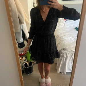 Michel kors klänning 🌟 - Säljer denna ut snygga michelkors klänningen. Perfekt till alla❤️❤️❤️pris går att diskutera vid snabb affär