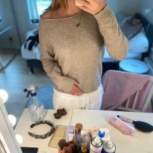 Stickad tröja utan nack söm - Nästan helt oanvänd stickad vila tröja i bra skick. Jag tog bort nack sömmen så den ser inte riktigt ut som en vanlig vila tröja