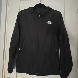 the north face vindjacka - säljer nu denna riktigt snygga svarta the north face vindjacka som är i ett toppskick, är i strlk 170 så passar dig bäst som är 170-175 lång! köpt för ca 700kr och säljes nu för 350kr! Hör av er vid intresse!🙏🏽🙏🏽